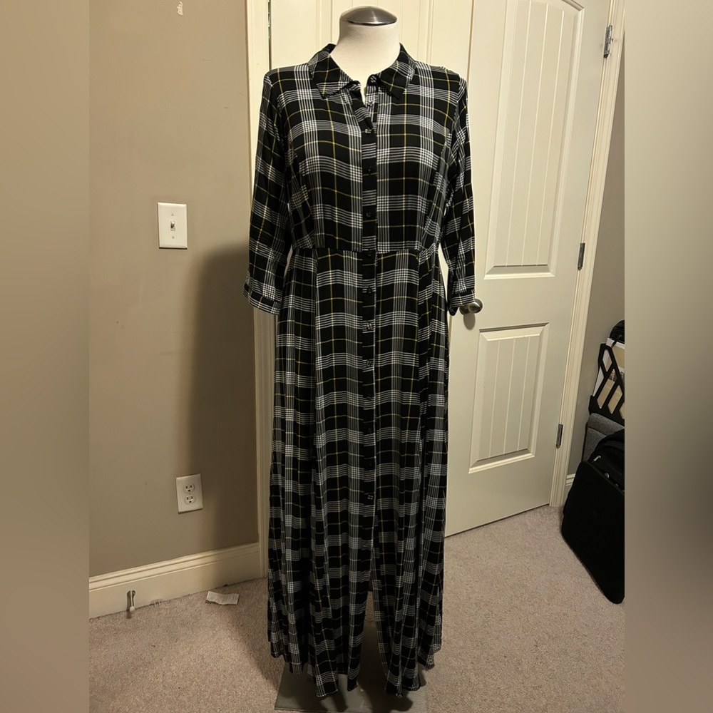 This black yellow and white dress is Amazing and hangs well on your body.